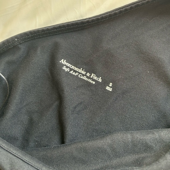 Abercrombie and Fitch Cutout Keyhole One Shoulder Top - Picture 4 of 7